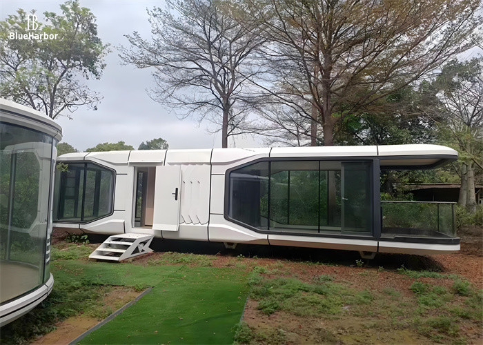 Customized White Space Capsule Hotel dengan Pintu Keamanan Baja dan Balkon Panorama