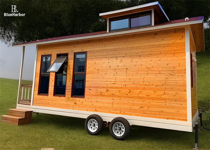 Rumah Ringan Prefab Modern Dengan Eksterior Kayu Dan Jendela Ganda